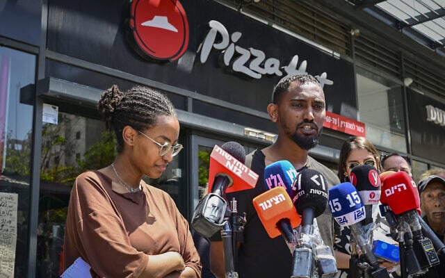 בני משפחתו של ימנו בנימין זלקה, עובד פיצה האט שנדקר למוות בערב יום העצמאות על ידי נערים, 27 באפריל 2026. (צילום: אבשלום ששוני/פלאש90) (צילום: אבשלום ששוני/פלאש90) בני משפחתו של ימנו בנימין זלקה, עובד פיצה האט שנדקר למוות בערב יום העצמאות על ידי נערים, 27 באפריל 2026. (צילום: אבשלום ששוני/פלאש90) (צילום: אבשלום ששוני/פלאש90)