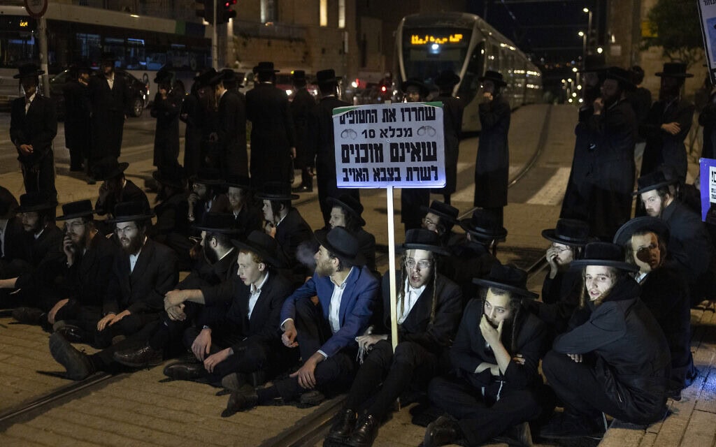 חרדים חוסמים את מסילת הרכבת הקלה בירושלים במחאה על מעצר עריקים, 28 באפריל 2026 (צילום: חיים גולדברג/פלאש90)