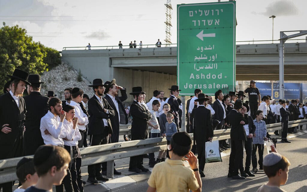 חרדים חוסמים את כביש 4 במחאה נגד גיוס לצה"ל ונגד מעצר עריקים משתמטים חרדים, 28 באפריל 2026 (צילום: פלאש90) חרדים חוסמים את כביש 4 במחאה נגד גיוס לצה"ל ונגד מעצר עריקים משתמטים חרדים, 28 באפריל 2026 (צילום: פלאש90)