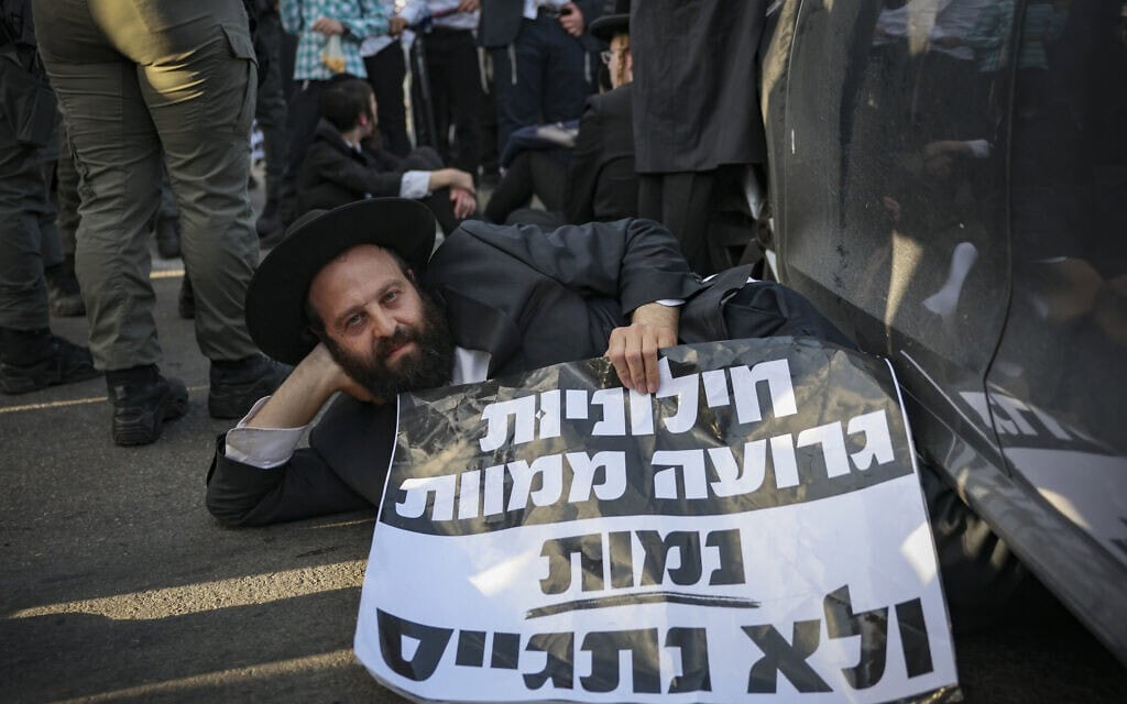 חרדים חוסמים את כביש 4 במחאה נגד גיוס לצה"ל ונגד מעצר עריקים משתמטים חרדים, 28 באפריל 2026 (צילום: פלאש90) חרדים חוסמים את כביש 4 במחאה נגד גיוס לצה"ל ונגד מעצר עריקים משתמטים חרדים, 28 באפריל 2026 (צילום: פלאש90)