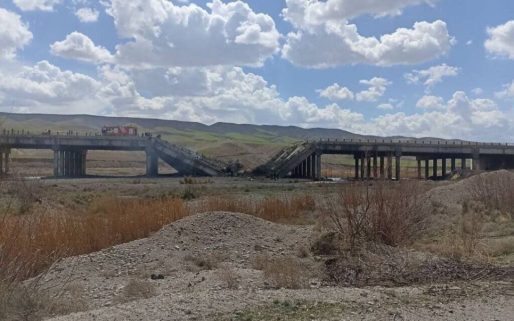 גשר באיראן שנפגע ככל הנראה מגל תקיפות של חיל האוויר הישראלי, 7 באפריל 2026 (צילום: שימוש לפי סעיף 27א לחוק זכויות יוצרים, מטוויטר) גשר באיראן שנפגע ככל הנראה מגל תקיפות של חיל האוויר הישראלי, 7 באפריל 2026 (צילום: שימוש לפי סעיף 27א לחוק זכויות יוצרים, מטוויטר)