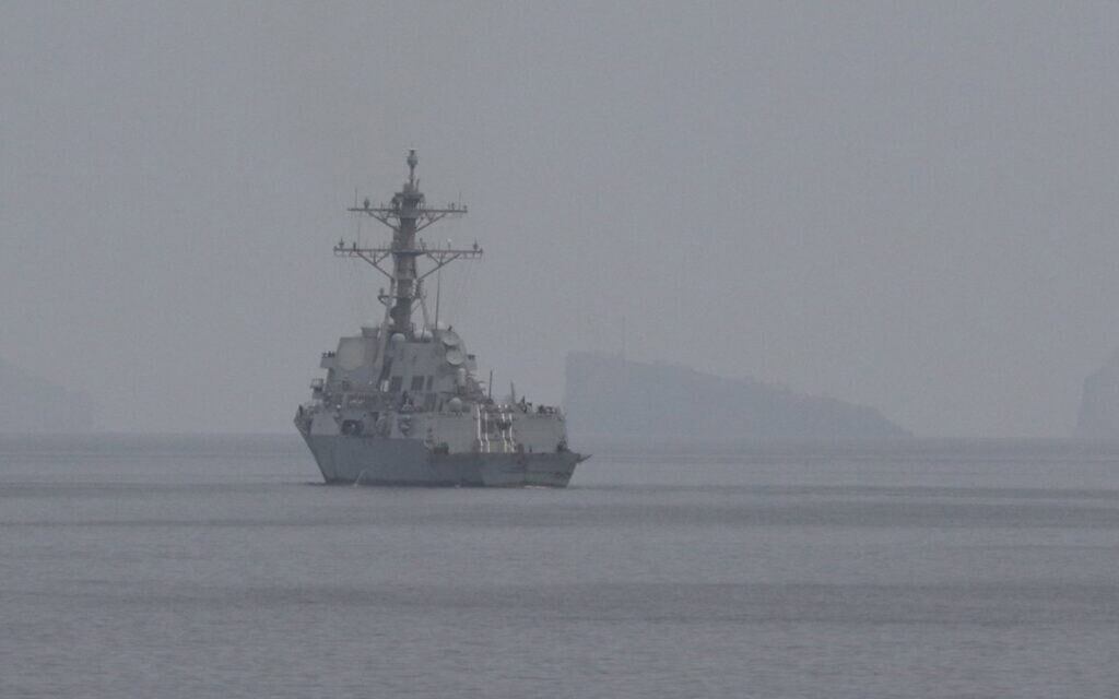 משחתת אמריקאית במצר הורמוז. 11 באפריל 2026 (צילום: עמוד הטוויטר של פיקוד המרכז האמריקאי) משחתת אמריקאית במצר הורמוז. 11 באפריל 2026 (צילום: עמוד הטוויטר של פיקוד המרכז האמריקאי)