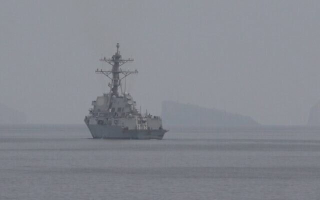 משחתת אמריקאית במצר הורמוז. 11 באפריל 2026 (צילום: עמוד הטוויטר של פיקוד המרכז האמריקאי) משחתת אמריקאית במצר הורמוז. 11 באפריל 2026 (צילום: עמוד הטוויטר של פיקוד המרכז האמריקאי)