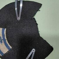 כיפה עם דגל פלסטין שנגזרה על ידי המשטרה, אפריל 2026 (צילום: שימוש לפי סעיף 27א') כיפה עם דגל פלסטין שנגזרה על ידי המשטרה, אפריל 2026 (צילום: שימוש לפי סעיף 27א')