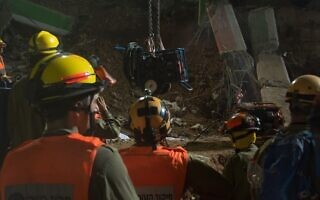 פעולות החילוץ באסון קריסת חניון הברזל בתל אביב, 2016 (צילום: דובר צה"ל, ויקיפדיה) פעולות החילוץ באסון קריסת חניון הברזל בתל אביב, 2016 (צילום: דובר צה"ל, ויקיפדיה)