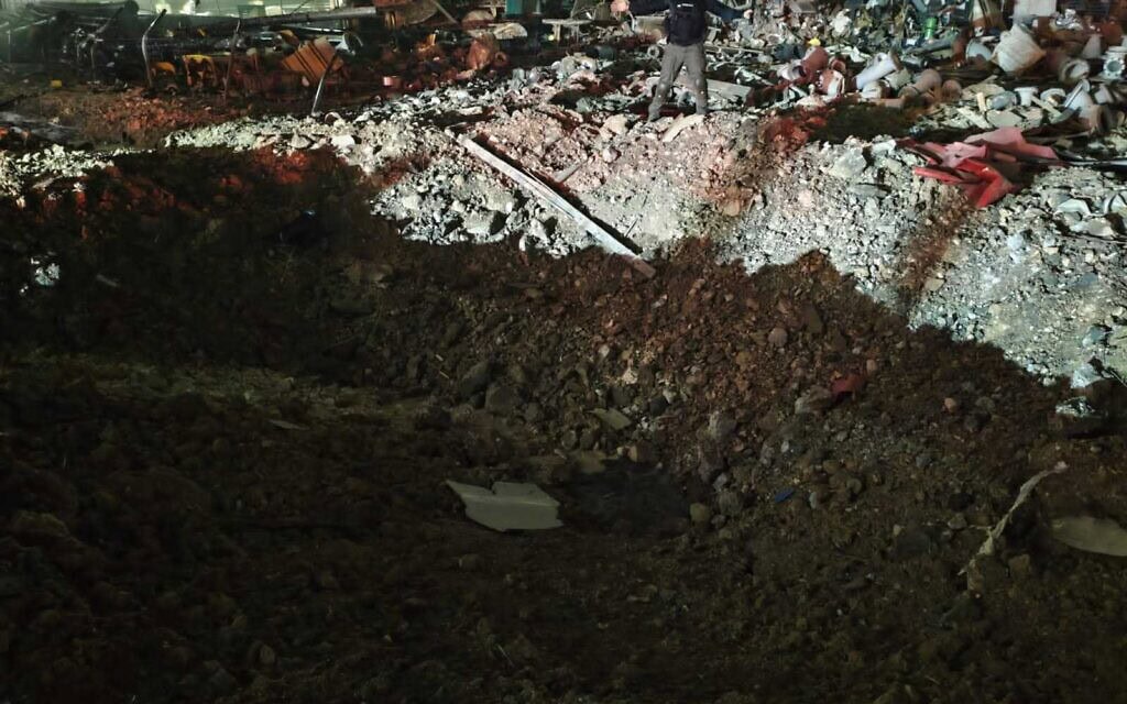 נזק בנאות חובב מפגיעת טיל איראני, 4 באפריל 2026 (צילום: דוברות המשטרה) נזק בנאות חובב מפגיעת טיל איראני, 4 באפריל 2026 (צילום: דוברות המשטרה)