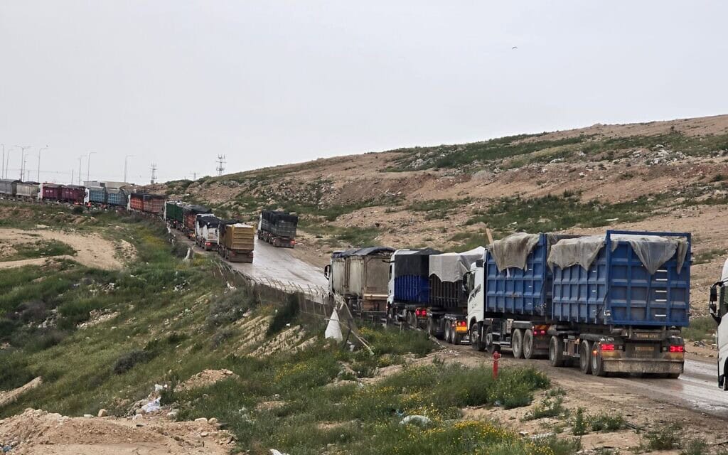 פקק של משאיות מחוץ לאתר ההטמנה דודאים, אפריל 2026 פקק של משאיות מחוץ לאתר ההטמנה דודאים, אפריל 2026