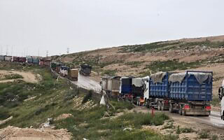 פקק של משאיות מחוץ לאתר ההטמנה דודאים, אפריל 2026 פקק של משאיות מחוץ לאתר ההטמנה דודאים, אפריל 2026