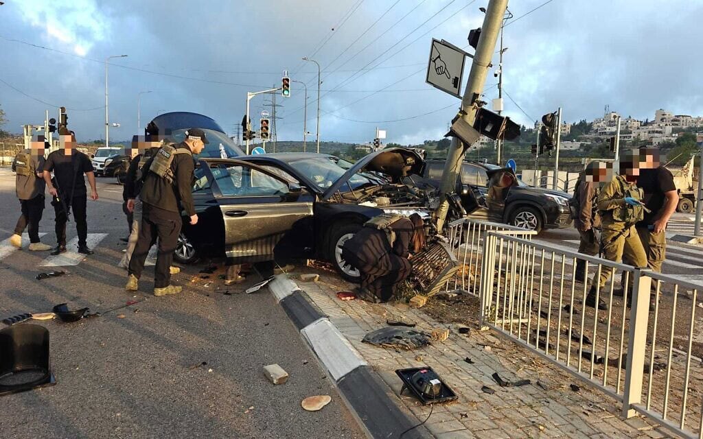 תאונה של רכב היחידה לאבטחת אישים ליד קריית ארבע. 21 באפריל 2026 (צילום: דוברות מד"א)