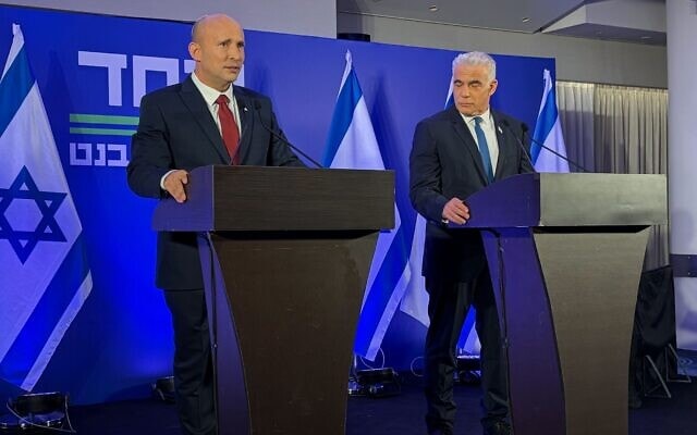 ראש הממשלה לשעבר נפתלי בנט ויו"ר האופוזיציה יאיר לפיד במסיבת עיתונאים משותפת על האיחוד, 26 באפריל 2026 ראש הממשלה לשעבר נפתלי בנט ויו"ר האופוזיציה יאיר לפיד במסיבת עיתונאים משותפת על האיחוד, 26 באפריל 2026