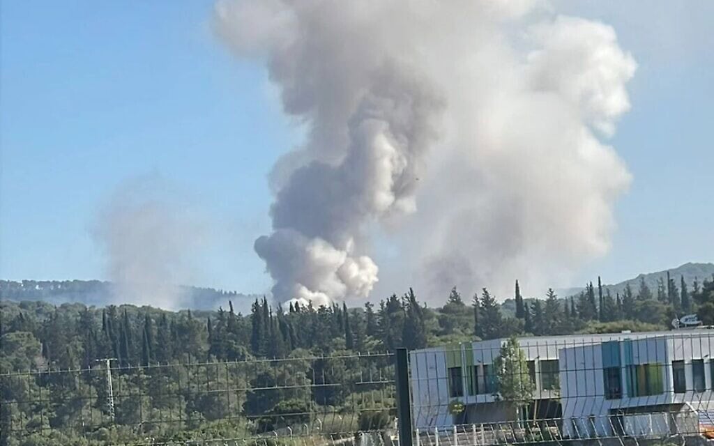 עשן מיתמר באזור המושב שומרה בגליל המערבי בעקבות פגיעה של רחפן נפץ ששיגר חזבאללה, 30 באפריל 2026 (צילום: שימוש לפי סעיף 27א לחוק זכויות יוצרים)