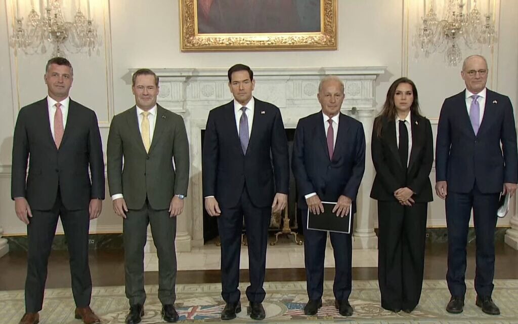 שגריר ישראל בארצות הברית יחיאל לייטר (מימין), שגרירת לבנון בארצות הברית נאדא חמאדה, שגריר ארצות הברית בלבנון מישל עיסא, שר החוץ של ארצות הברית מרקו רוביו, שגריר ארצות הברית באו"ם מייק וולץ ויועץ מחלקת המדינה מייק נידהם, 14 באפריל 2026 (צילום: צילום מסך מתוך יוטיוב)