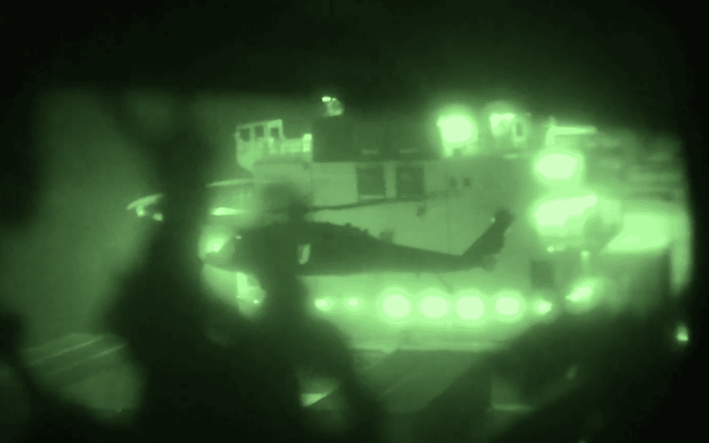 צבא ארה״ב משתלט על ספינה איראנית. 20 באפריל 2026 (צילום: צילום מסך מטוויטר)