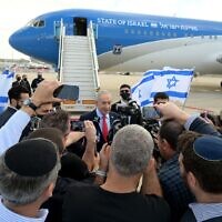 ראש הממשלה בנימין נתניהו למרגלות "כנף ציון", לפני המראתו לוושינגטון ב-10 בפברואר 2026 (צילום: אבי אוחיון/לע"מ) ראש הממשלה בנימין נתניהו למרגלות "כנף ציון", לפני המראתו לוושינגטון ב-10 בפברואר 2026 (צילום: אבי אוחיון/לע"מ)