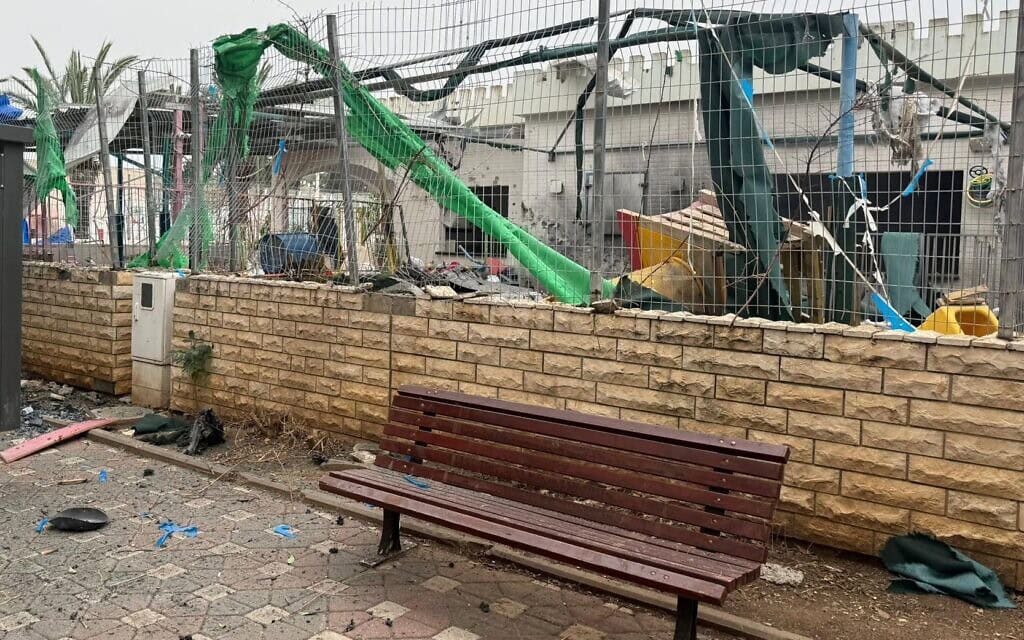 רקטה של חזבאללה פגעה בגן ילדים בנהריה, 2 באפריל 2026 (צילום: דוברות המשטרה) רקטה של חזבאללה פגעה בגן ילדים בנהריה, 2 באפריל 2026 (צילום: דוברות המשטרה)