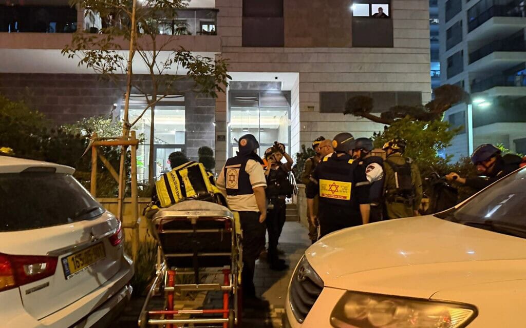 כוחות מד"א בזירת נפילה במרכז הארץ, 2 באפריל 2026 (צילום: מד"א) כוחות מד"א בזירת נפילה במרכז הארץ, 2 באפריל 2026 (צילום: מד"א)