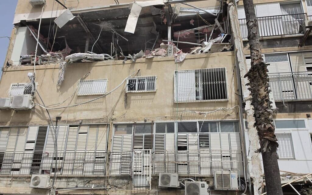 נזק בבני ברק מפגיעת טיל איראני, 4 באפריל 2026 (צילום: שימוש לפי סעיף 27א') נזק בבני ברק מפגיעת טיל איראני, 4 באפריל 2026 (צילום: שימוש לפי סעיף 27א')