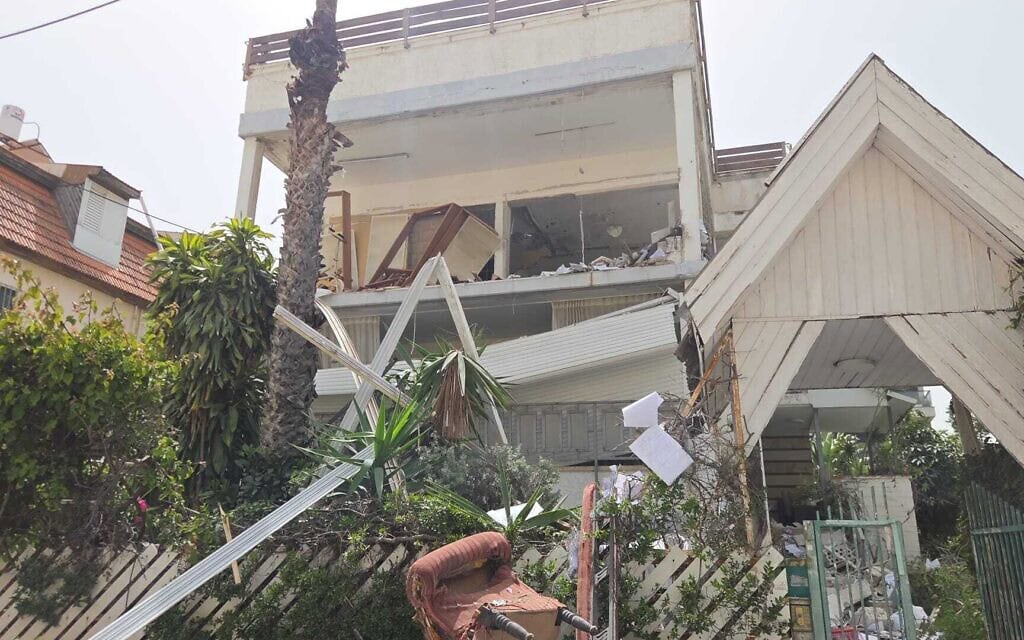 נזק ברמת גן מפגיעת טיל איראני, 4 באפריל 2026 (צילום: מד"א) נזק ברמת גן מפגיעת טיל איראני, 4 באפריל 2026 (צילום: מד"א)