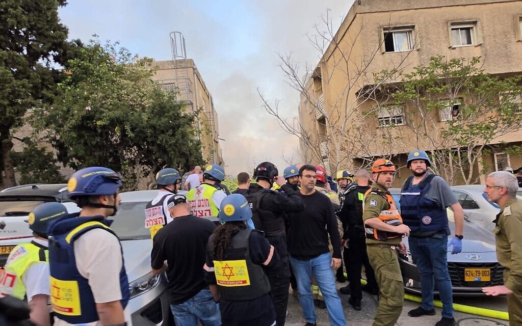 הזירה בחיפה שבה אירעה פגיעה בעקבות שיגור טיל בליסטי מאיראן, 5 באפריל 2026 (צילום: מגן דוד אדום) הזירה בחיפה שבה אירעה פגיעה בעקבות שיגור טיל בליסטי מאיראן, 5 באפריל 2026 (צילום: מגן דוד אדום)