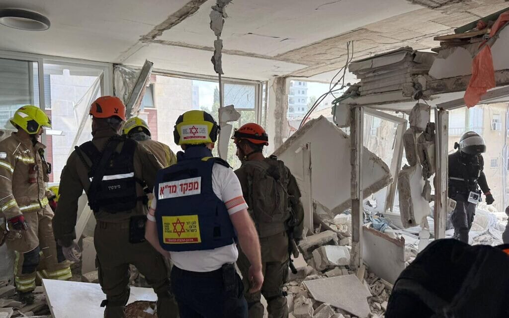 זירת פגיעה של תת חימוש מטיל איראני ברמת גן. 6 באפריל 2026 (צילום: מד״א) זירת פגיעה של תת חימוש מטיל איראני ברמת גן. 6 באפריל 2026 (צילום: מד״א)