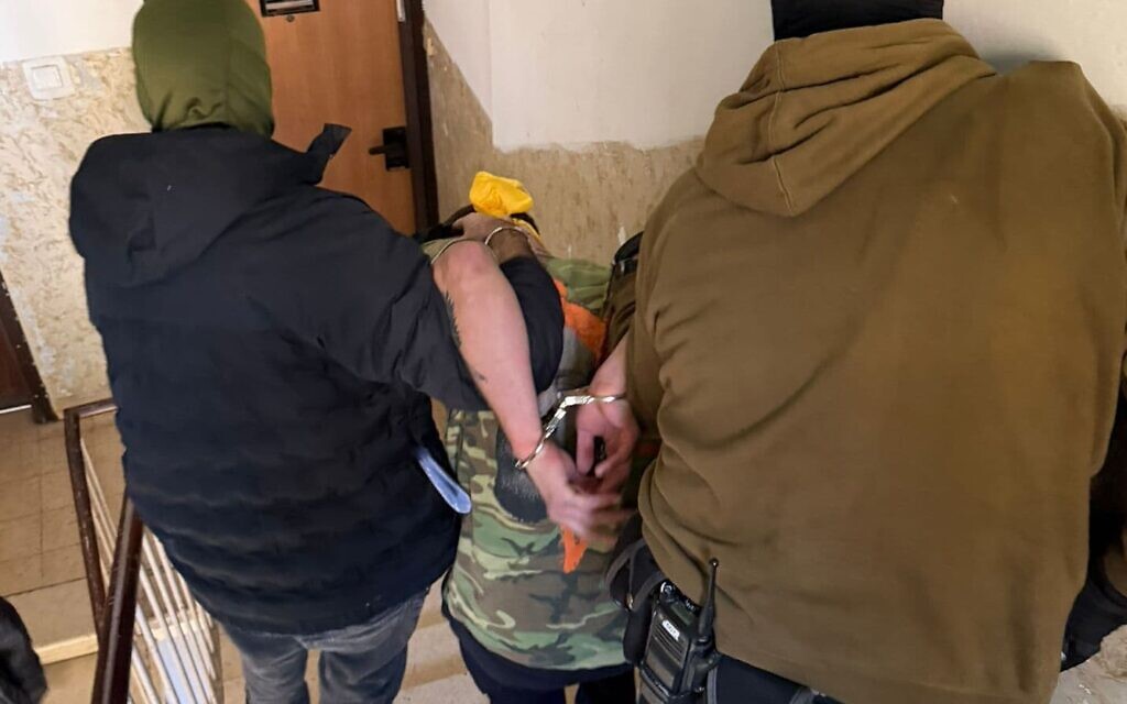 עצור בריגול עבור איראן מובל על ידי שוטרים. אפריל 2026 (צילום: דוברות שב״כ) עצור בריגול עבור איראן מובל על ידי שוטרים. אפריל 2026 (צילום: דוברות שב״כ)