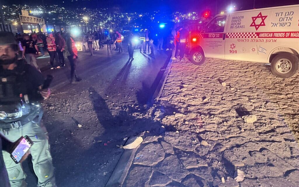 האתר בכרמיאל שבו אירעה פגיעה בעקבות הירי מלבנון, 16 באפריל 2026 (צילום: מגן דוד אדום) האתר בכרמיאל שבו אירעה פגיעה בעקבות הירי מלבנון, 16 באפריל 2026 (צילום: מגן דוד אדום)