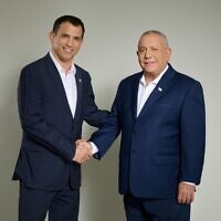 גדי איזנקוט לוחץ את ידו של שאול מרידור עם הצטרפותו למפלגת ישר! בראשותו ב-28 באפריל 2026