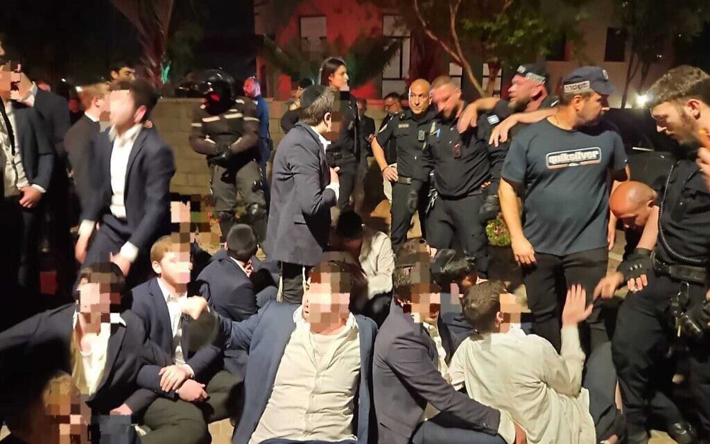 חרדים פרצו לביתו של מפקד המשטרה הצבאית באשקלון במחאה על מעצר עריקים משתמטים מגיוס, 28 באפריל 2026 (צילום: דוברות המשטרה)