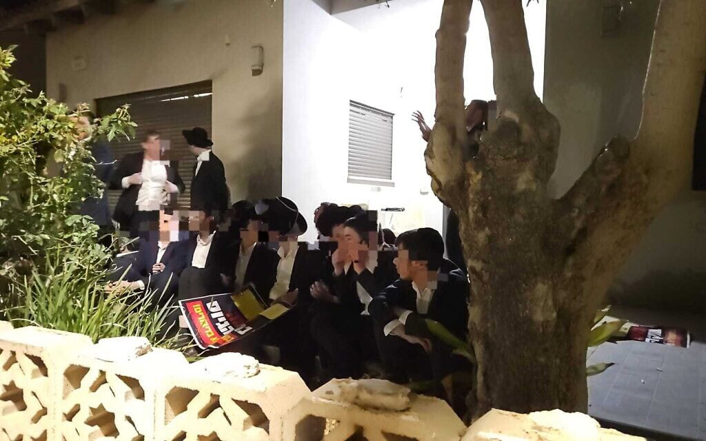 חרדים פרצו לביתו של מפקד המשטרה הצבאית באשקלון במחאה על מעצר עריקים משתמטים מגיוס, 28 באפריל 2026 (צילום: דוברות המשטרה)