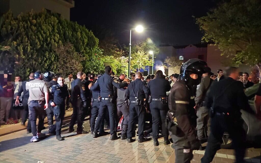 חרדים פרצו לביתו של מפקד המשטרה הצבאית באשקלון במחאה על מעצר עריקים משתמטים מגיוס, 28 באפריל 2026 (צילום: דוברות המשטרה) חרדים פרצו לביתו של מפקד המשטרה הצבאית באשקלון במחאה על מעצר עריקים משתמטים מגיוס, 28 באפריל 2026 (צילום: דוברות המשטרה)