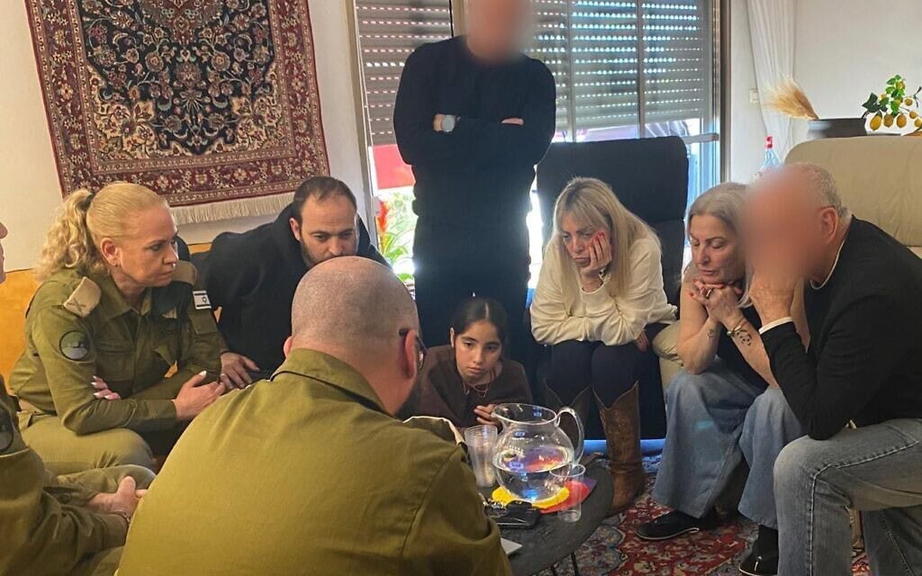 נציגי הצבא ובהם קצינת משאבי האנוש הראשית וראש חטיבת הנפגעים, תת־אלוף עדנה איליה, נפגשים עם קרוביו של דב פרמט, 1 באפריל 2026 (צילום: צה"ל) נציגי הצבא ובהם קצינת משאבי האנוש הראשית וראש חטיבת הנפגעים, תת־אלוף עדנה איליה, נפגשים עם קרוביו של דב פרמט, 1 באפריל 2026 (צילום: צה"ל)