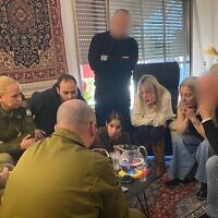 נציגי הצבא ובהם קצינת משאבי האנוש הראשית וראש חטיבת הנפגעים, תת־אלוף עדנה איליה, נפגשים עם קרוביו של דב פרמט, 1 באפריל 2026 (צילום: צה"ל) נציגי הצבא ובהם קצינת משאבי האנוש הראשית וראש חטיבת הנפגעים, תת־אלוף עדנה איליה, נפגשים עם קרוביו של דב פרמט, 1 באפריל 2026 (צילום: צה"ל)