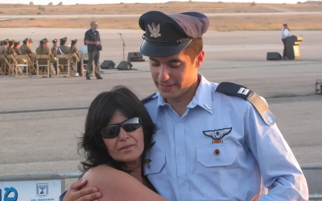 הנווט שהתאבד אסף דגן עם אימו מירי (צילום: באדיבות המשפחה) הנווט שהתאבד אסף דגן עם אימו מירי (צילום: באדיבות המשפחה)