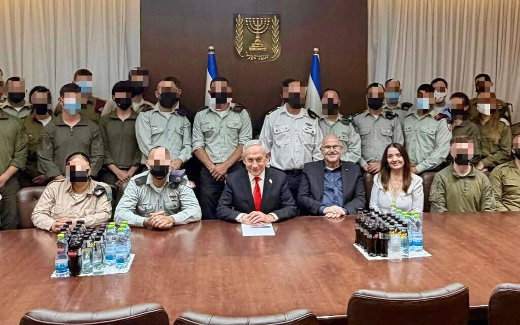 ראש הממשלה בנימין נתניהו נפגש עם קבוצת חיילים ומפקדים נוצרים בצה"ל, 26 באפריל 2026 (צילום: דוברות ראש הממשלה) ראש הממשלה בנימין נתניהו נפגש עם קבוצת חיילים ומפקדים נוצרים בצה"ל, 26 באפריל 2026 (צילום: דוברות ראש הממשלה)