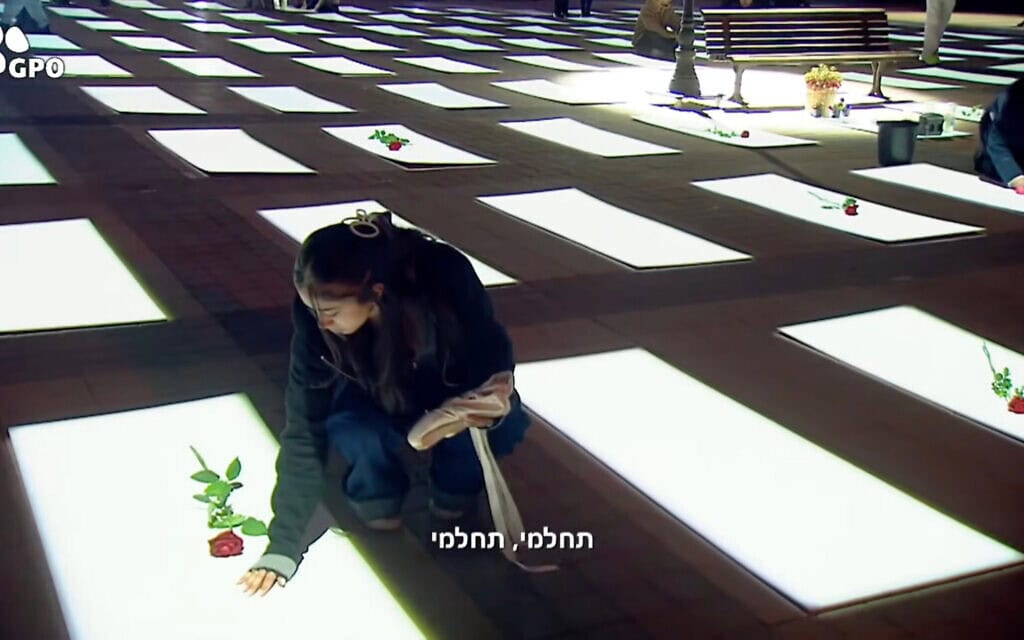 שירה זלוף ומ' המסתערב שרים את "תשאירי לי מקום לחבק אותך" בפתח טקס הדלקת המשואות בערב יום העצמאות בהר הרצל, ירושלים. 21 באפריל 2026 (צילום: צילום מסך, לע"מ)