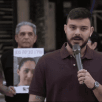 שורד השבי עומר ונקרט בהצהרה לתקשורת של משפחות "מועצת אוקטובר", 12 באפריל 2026 (צילום: מועצת אוקטובר) שורד השבי עומר ונקרט בהצהרה לתקשורת של משפחות "מועצת אוקטובר", 12 באפריל 2026 (צילום: מועצת אוקטובר)