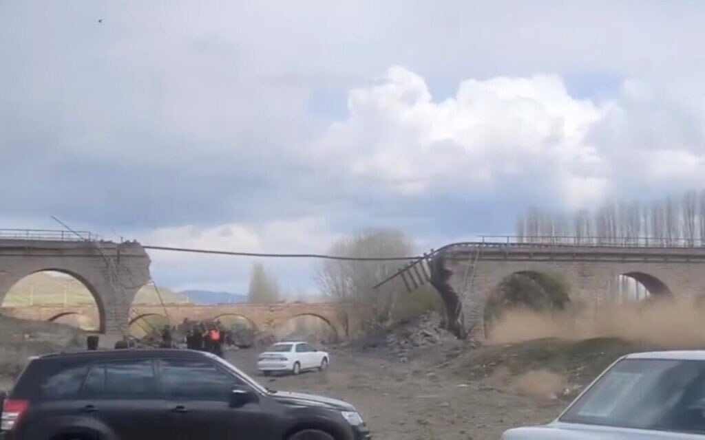 גשר רכבת סמוך לכפר אמין עבאד באיראן שהופצץ על ידי חיל האוויר, 7 באפריל 2026 (צילום: צילום מסך) גשר רכבת סמוך לכפר אמין עבאד באיראן שהופצץ על ידי חיל האוויר, 7 באפריל 2026 (צילום: צילום מסך)