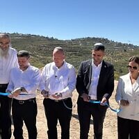 מימין לשמאל: משנה למנכ"ל משרד התקשורת לילך וינשטוק, שר התקשורת שלמה קרעי, ראש מועצת קדומים עוזאל ותיק ושר האוצר בצלאל סמוטריץ'. 23 באפריל 2026