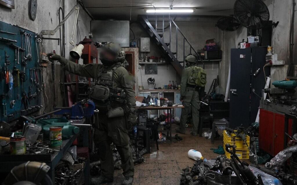 לוחמי צה"ל פושטים על מחרטה לייצור אמצעי לחימה בשכם, 1 באפריל 2026 (צילום: דובר צה"ל) לוחמי צה"ל פושטים על מחרטה לייצור אמצעי לחימה בשכם, 1 באפריל 2026 (צילום: דובר צה"ל)