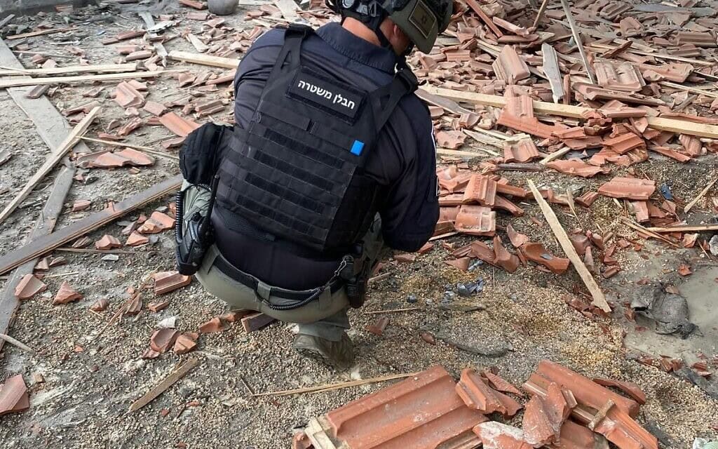 זירת פגיעת רקטת חזבאללה במשגב עם שבצפון הארץ, 10 באפריל 2026 (צילום: דוברות המשטרה)