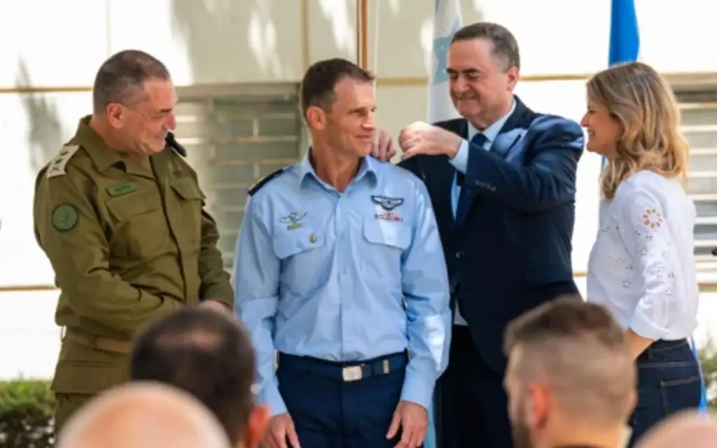 שר הביטחון ישראל כ״ץ והרמטכ״ל רב אלוף אייל זמיר מעניקים דרגות לאלוף עומר טישלר לקראת כניסתו לתפקיד מפקד חיל האוויר. 30 באפריל 2026 (צילום: דובר צה״ל) שר הביטחון ישראל כ״ץ והרמטכ״ל רב אלוף אייל זמיר מעניקים דרגות לאלוף עומר טישלר לקראת כניסתו לתפקיד מפקד חיל האוויר. 30 באפריל 2026 (צילום: דובר צה״ל)