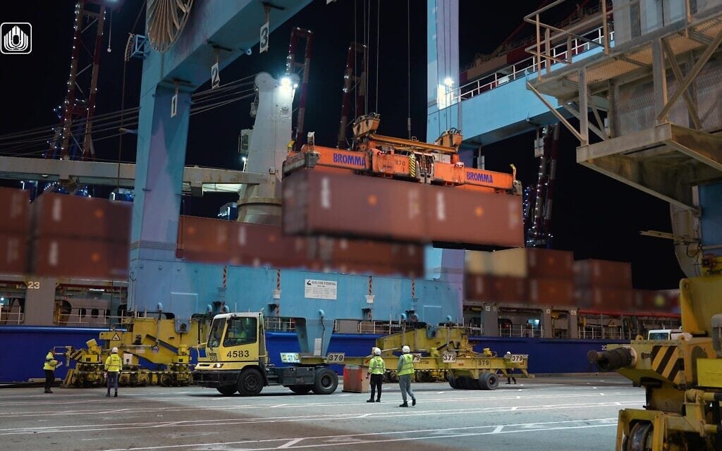 פריקת ציוד צבאי שהגיע לישראל ב-30 באפריל 2026 פריקת ציוד צבאי שהגיע לישראל ב-30 באפריל 2026