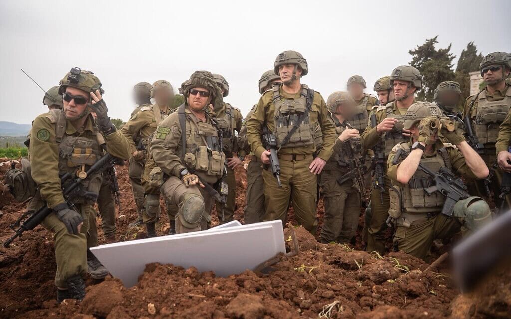 הרמטכ״ל אייל זמיר בסיור בדרום לבנון. 15 באפריל 2026 (צילום: דובר צה״ל ) הרמטכ״ל אייל זמיר בסיור בדרום לבנון. 15 באפריל 2026 (צילום: דובר צה״ל )