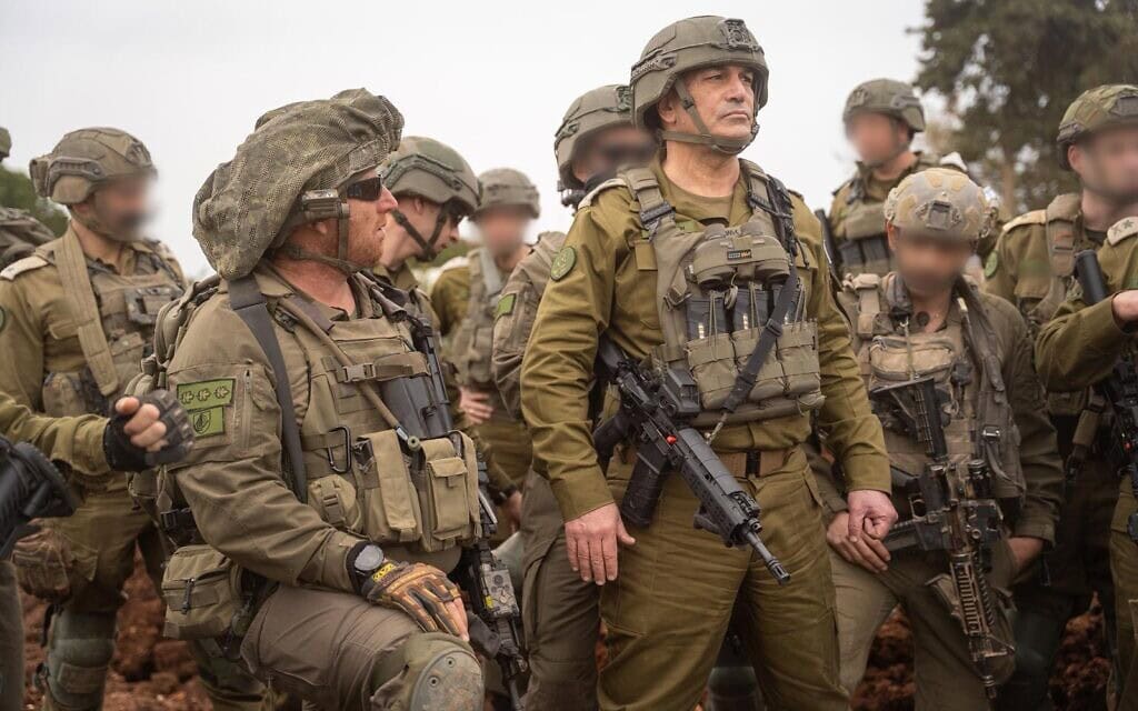 הרמטכ״ל אייל זמיר בסיור בדרום לבנון. 15 באפריל 2026 (צילום: דובר צה״ל ) הרמטכ״ל אייל זמיר בסיור בדרום לבנון. 15 באפריל 2026 (צילום: דובר צה״ל )