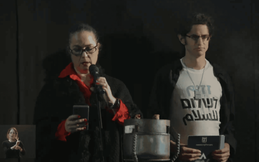 מעיין שרמן, אימו של החייל רון שרמן שנחטף ונהרג בשבי מתקיפת צה"ל, בטקס המשואות האלטרנטיבי ברחבת מוזיאון תל אביב, לשעבר כיכר החטופים, 21 באפריל 2026 (צילום: צילום מסך) מעיין שרמן, אימו של החייל רון שרמן שנחטף ונהרג בשבי מתקיפת צה"ל, בטקס המשואות האלטרנטיבי ברחבת מוזיאון תל אביב, לשעבר כיכר החטופים, 21 באפריל 2026 (צילום: צילום מסך)
