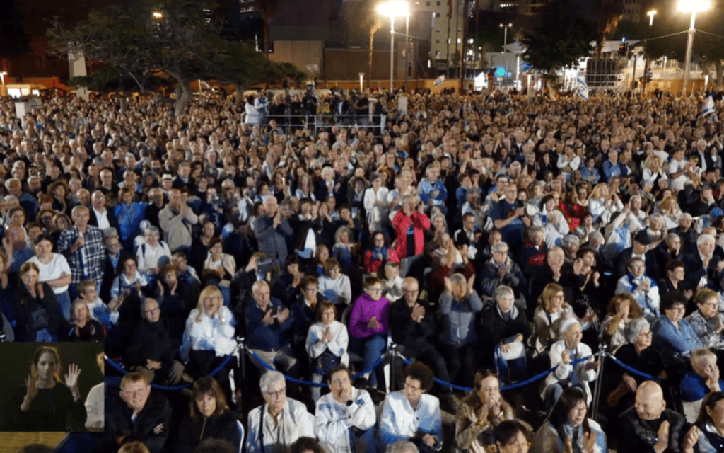אלפים צופים בטקס המשואות האלטרנטיבי ברחבת מוזיאון תל אביב, לשעבר כיכר החטופים, 21 באפריל 2026 (צילום: צילום מסך)