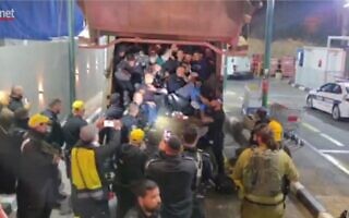 פלסטינים נתפסים בתוך משאית אשפה, 13 באפריל 2026 (צילום: צילום מסך מסרטון של ויינט) פלסטינים נתפסים בתוך משאית אשפה, 13 באפריל 2026 (צילום: צילום מסך מסרטון של ויינט)
