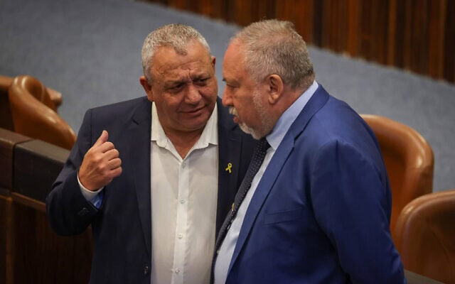 אביגדור ליברמן וגדי איזנקוט במליאת הכנסת, 1 ביולי 2024 (צילום: נועם מושקוביץ, דוברות הכנסת) אביגדור ליברמן וגדי איזנקוט במליאת הכנסת, 1 ביולי 2024 (צילום: נועם מושקוביץ, דוברות הכנסת)
