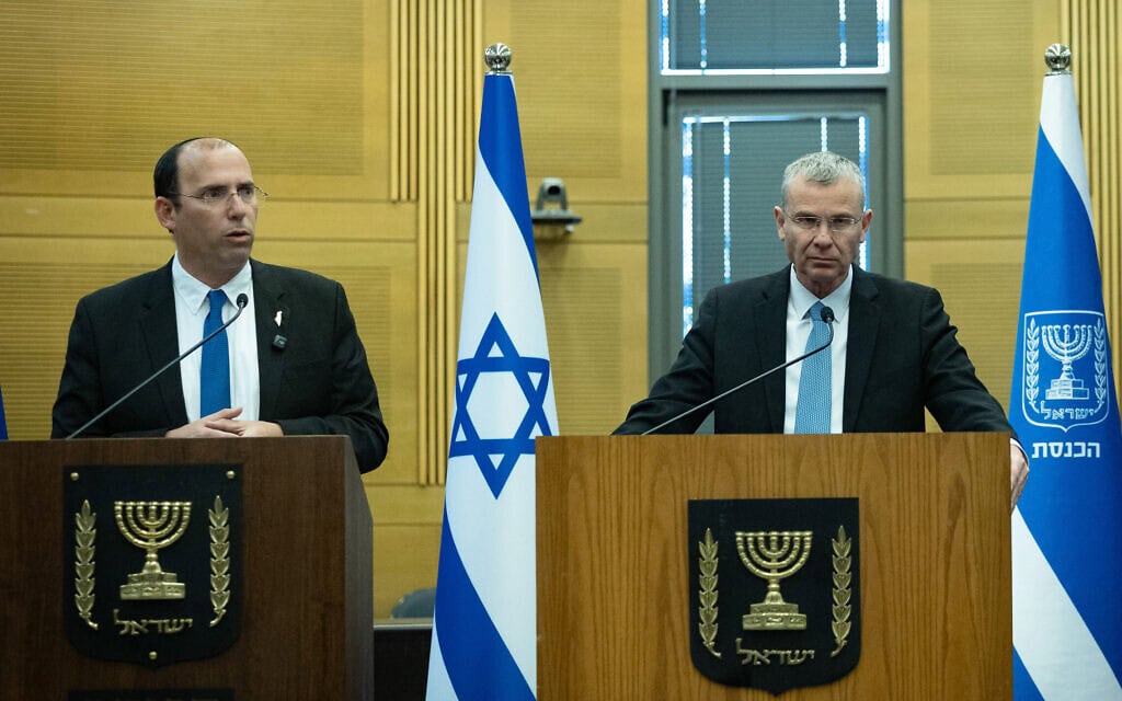 שר המשפטים יריב לוין ויו"ר ועדת החוקה, ח"כ שמחה רוטמן, במסיבת עיתונאים בכנסת, 10 במאי 2026 (צילום: יונתן זינדל/פלאש90) שר המשפטים יריב לוין ויו"ר ועדת החוקה, ח"כ שמחה רוטמן, במסיבת עיתונאים בכנסת, 10 במאי 2026 (צילום: יונתן זינדל/פלאש90)