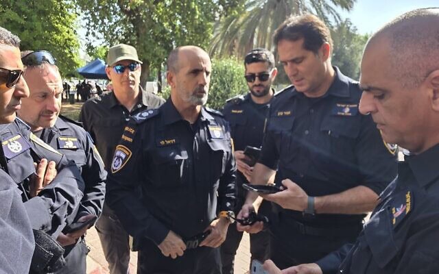 מפכ"ל המשטרה רב-ניצב דני לוי מקבל עדכון ממפקד מחוז מרכז ניצב אמיר כהן בזירת ירי ברמלה. 11 במאי 2026 (צילום: דוברות המשטרה) מפכ"ל המשטרה רב-ניצב דני לוי מקבל עדכון ממפקד מחוז מרכז ניצב אמיר כהן בזירת ירי ברמלה. 11 במאי 2026 (צילום: דוברות המשטרה)